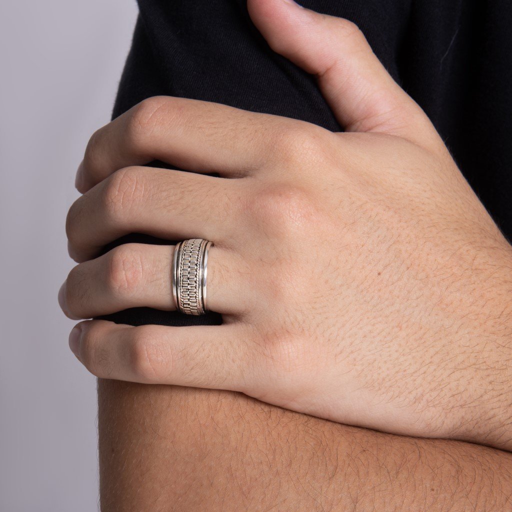 Anel de Prata Masculino Trabalhado Detalhe Giratório