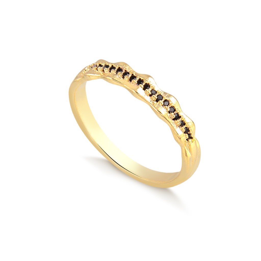 Anel Banho de Ouro 18K Frente Pedrinhas com Detalhe de Bordinha Ondulada