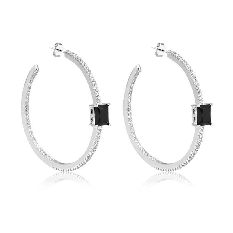 Argola Banho de Prata Texturizada Cravejada com Detalhe De Pedra Retangular