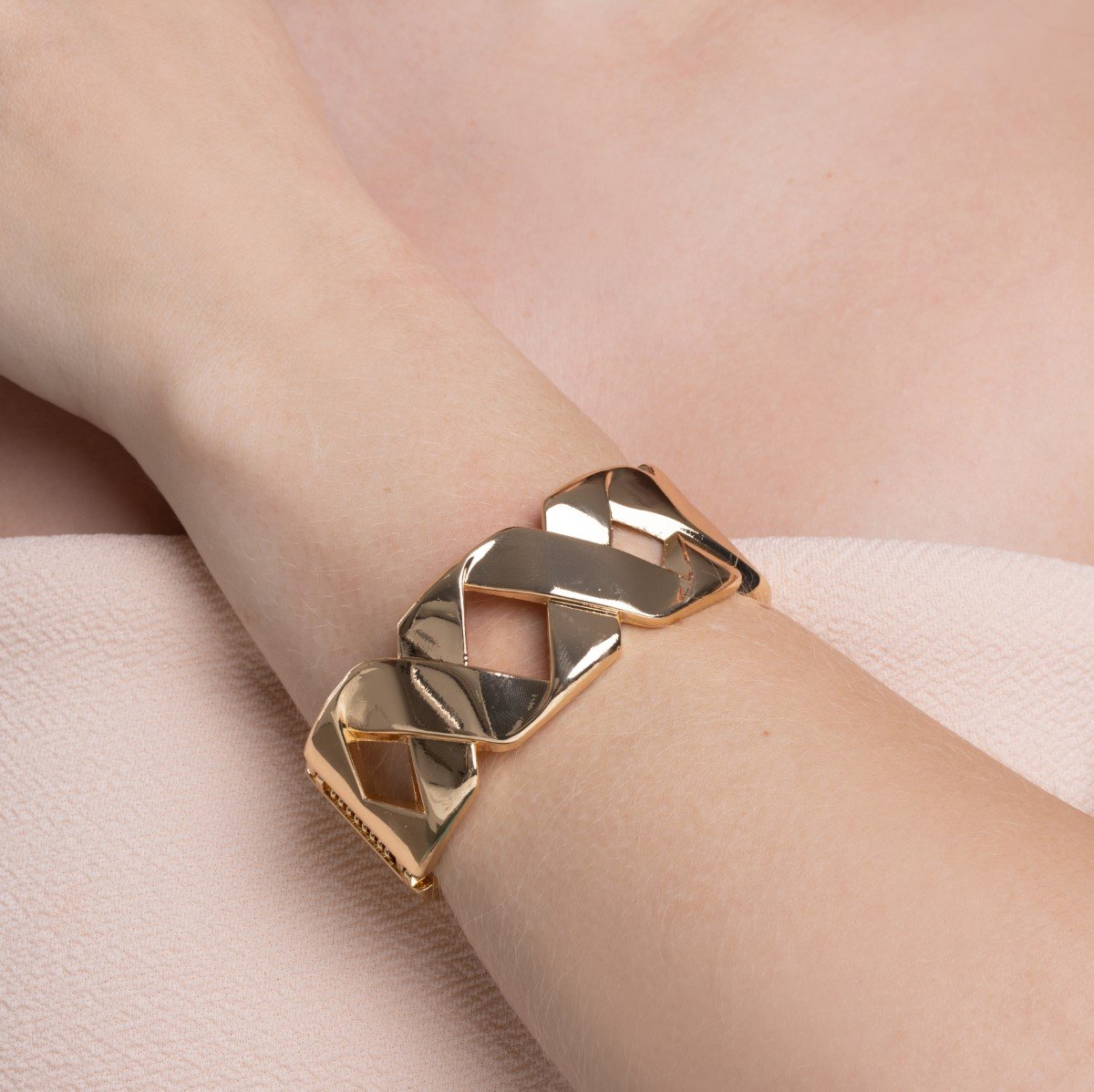 Bracelete Banho de Ouro 18K com Encaixe Entrelaçado Largo Vazado