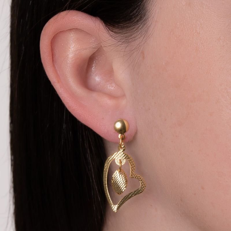 Brinco Pendurado Banho de Ouro 18K Base Lisa com Coração Vazado e Detalhe Frisado (3,8cm)